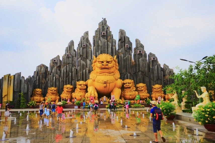 Visit Suoi tien theme park Ho Chi Minh City in May