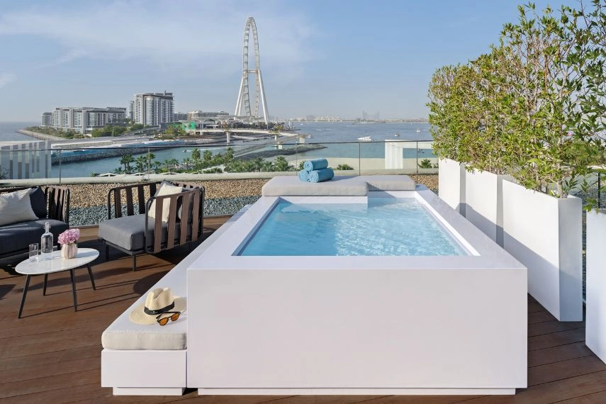 Jacuzzi Pool Sea View Suite with Balcony